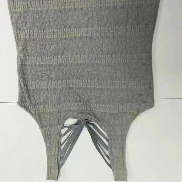 FREE PEOPLE Gray Textured Knit Fitted Criss Cross Back Dress Sz Medium - Picture 2 of 8